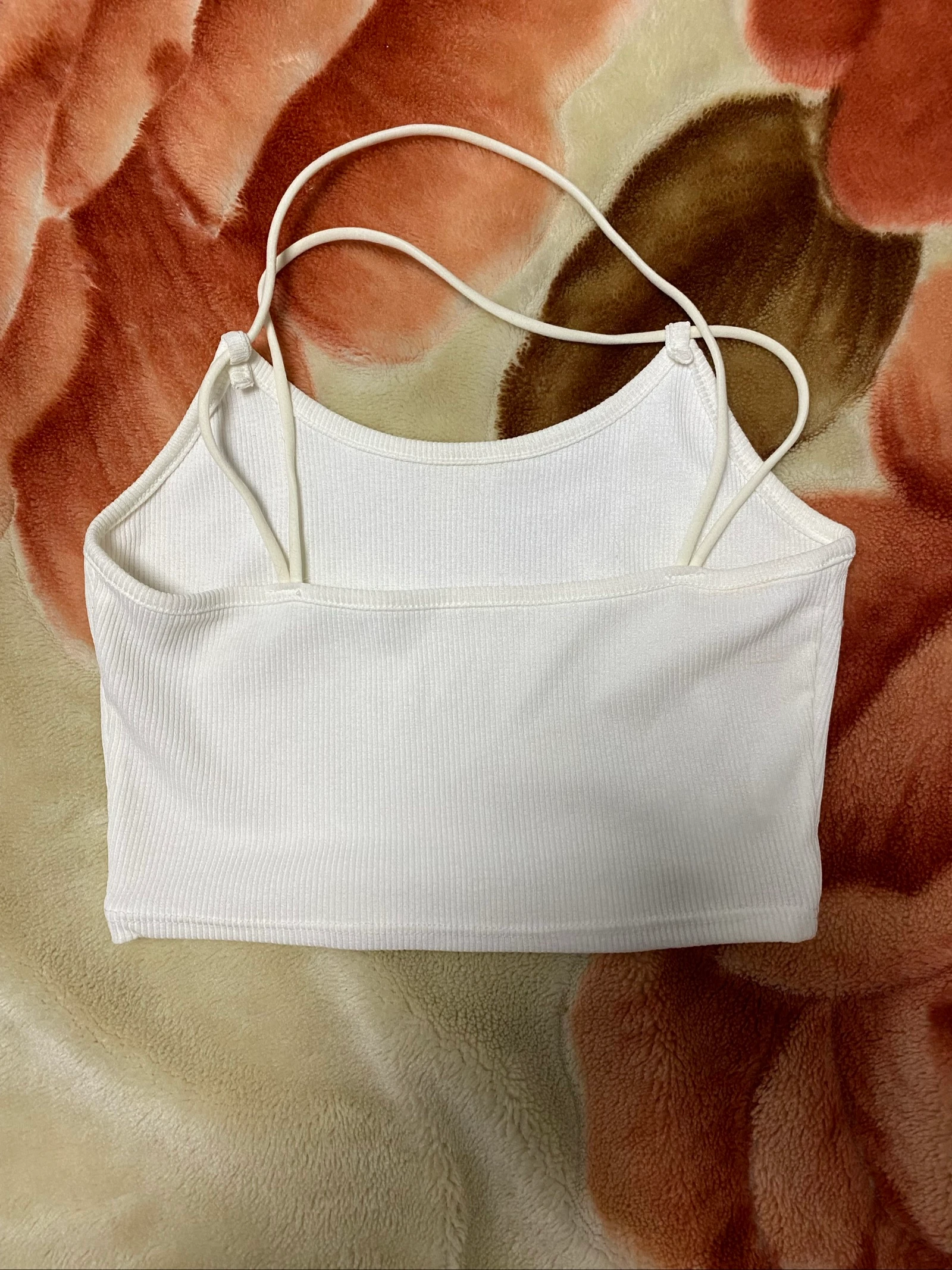 Top Crop Blanco de Canalé – Doble Tirante Fino – Básico Imprescindible